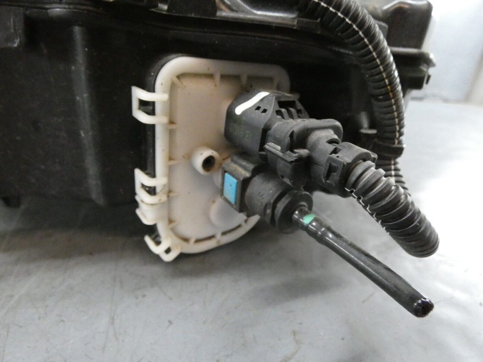 Peugeot Expert Fuel Additive Tank 2.0HDI 2019 9806830680 Chrispin's Used Car Spares