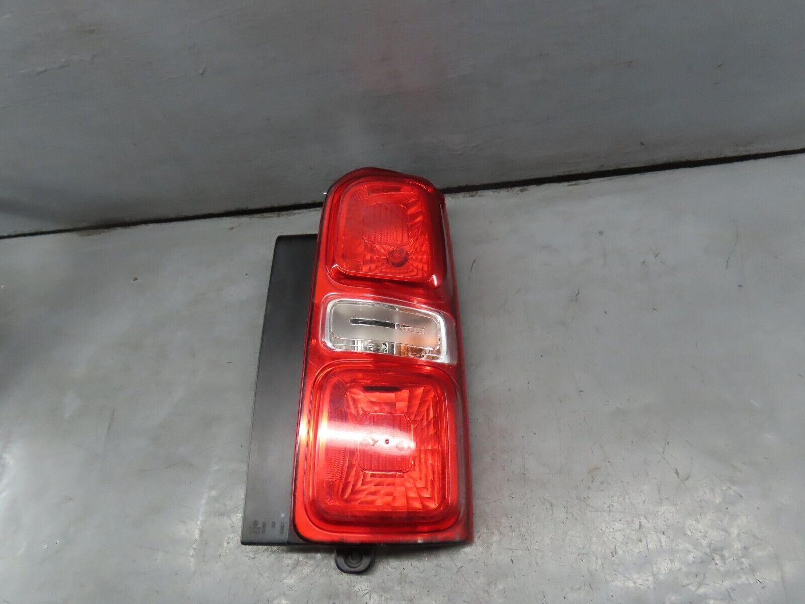Toyota Proace Drivers Offside Rear Tail Light 1.6HDI 2017 - 9808243080 ...